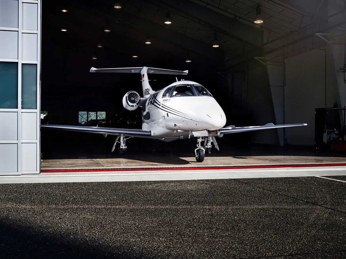 Phenom 100 verlässt den Hangar