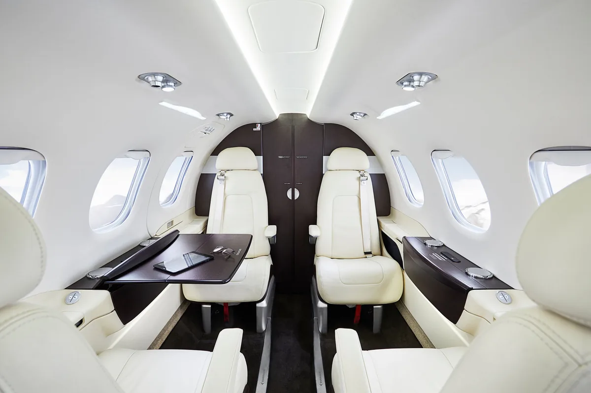 Crème-Leder-Kabine des Phenom 100